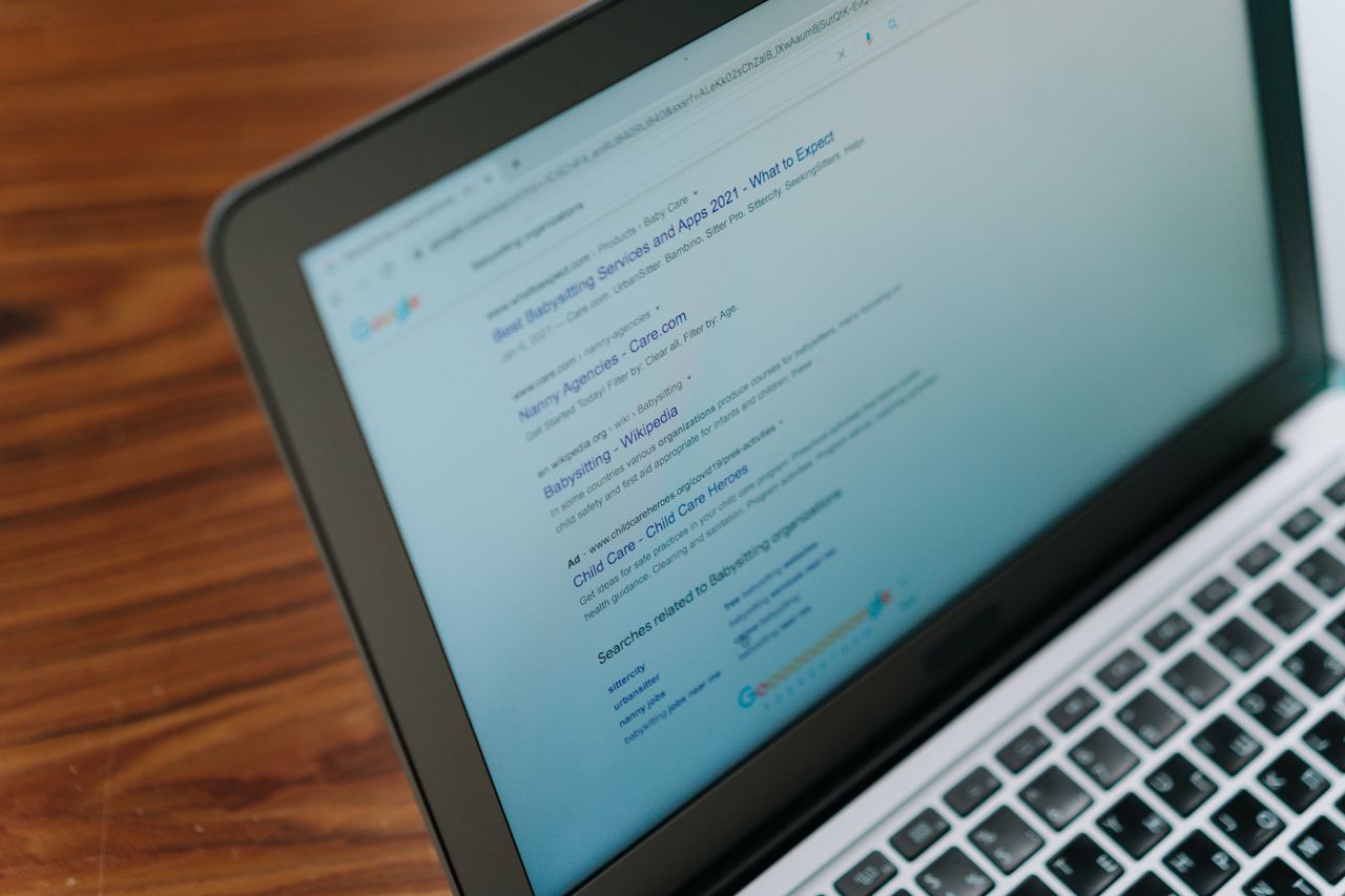 Vue rapprochée d’un ordinateur portable affichant une page de moteur de recherche.